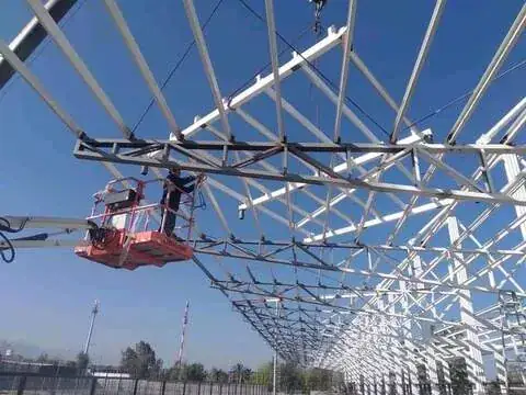 Montaje de estructura metálica con pintura intumescente, obra de Disalva SpA