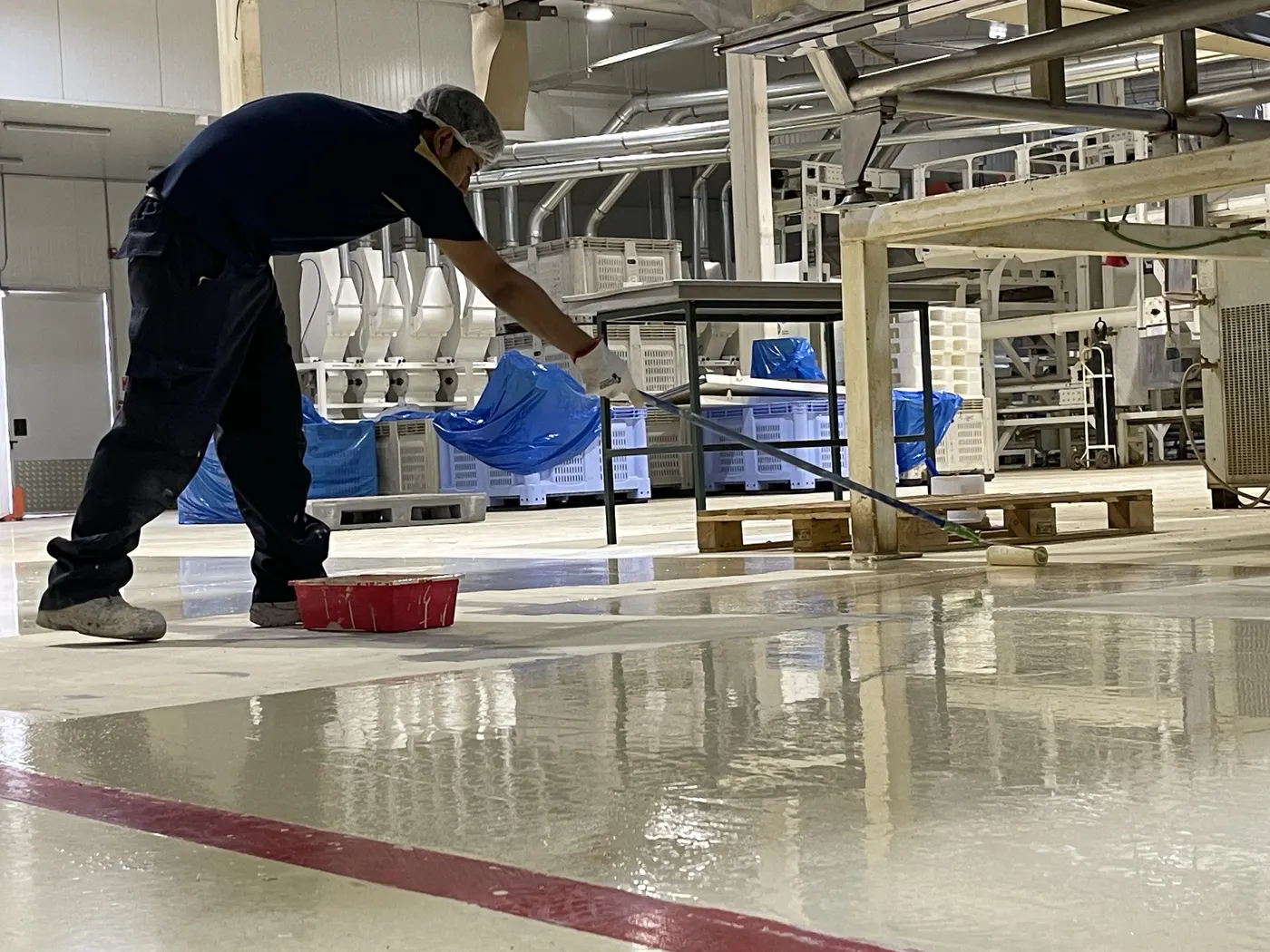 Aplicación de piso epóxico en planta de alimentos